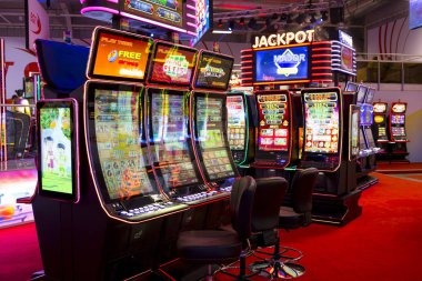 Qiu Qiu card game table on djarum4d slot showing four-card hands and hand rankings